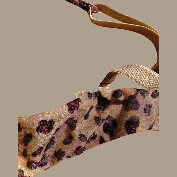 NWOT PUSH UP Cosmopolitan Bra - Light Glare On Front Right Cup (Not a spot) - Picture 9 of 10